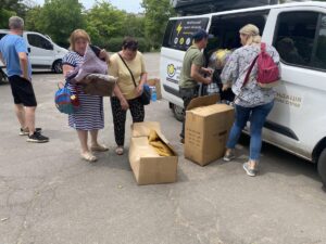 Envío de ayuda humanitaria a los evacuados por la destrucción de la presa en Jersón